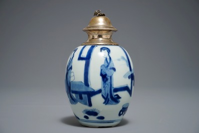 Une bo&icirc;te &agrave; th&eacute; en porcelaine de Chine bleu et blanc aux Longues dames monte&eacute; d'argent, Kangxi