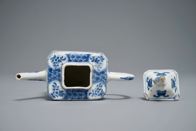 Een Chinese blauwwitte rechthoekige theepot met landschapsdecor, Kangxi