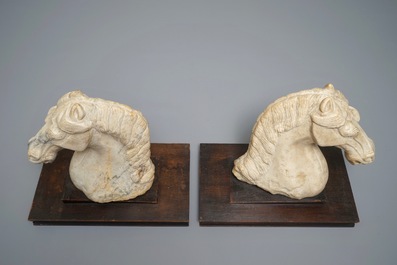 Une paire de t&ecirc;tes de chevaux en marbre sculpt&eacute;, poss. Tang