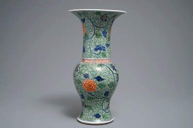 Un vase en porcelaine de Chine yenyen famille verte &agrave; d&eacute;cor floral, Kangxi