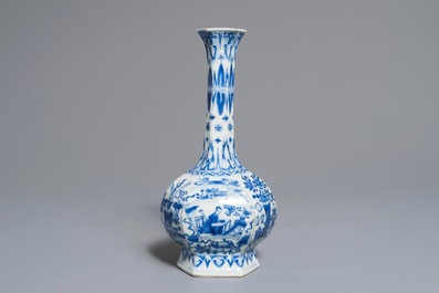 Un vase de forme bouteille octagonale en porcelaine de Chine bleu et blanc, Kangxi