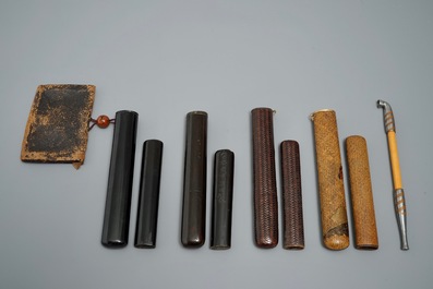 Quatres conteneurs de pipes &agrave; tabac de type kiseru, une pipe et une pochette &agrave; tabac, Meiji, 19&egrave;me