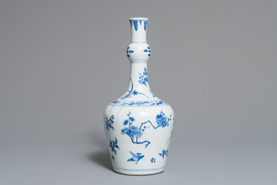 Un vase de forme bouteille en porcelaine de Chine bleu et blanc, &eacute;poque Transition