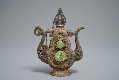Een verzilverde en deels vergulde koperen kan met turkoois en koraal ingelegd, Mongoli&euml; of Tibet, 19e eeuw
