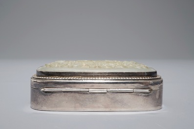 Een Chinese zilveren doos met jade deksel, gemerkt Yuchang Sterling, 1e helft 20e eeuw