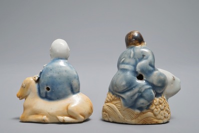 Deux comptes-gouttes figuratives biscuit &eacute;maill&eacute; bleu et blanc, Chine, Qianlong