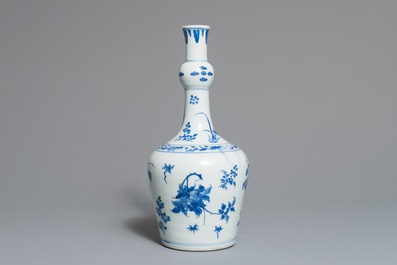 Un vase de forme bouteille en porcelaine de Chine bleu et blanc, &eacute;poque Transition