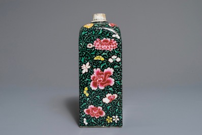 Een vierkante Chinese famille rose fles met zwarte fondkleur, Yongzheng/Qianlong