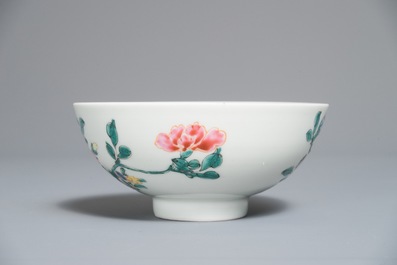 Un bol en porcelaine de Chine famille rose &agrave; d&eacute;cor floral, marque et &eacute;poque de Yongzheng