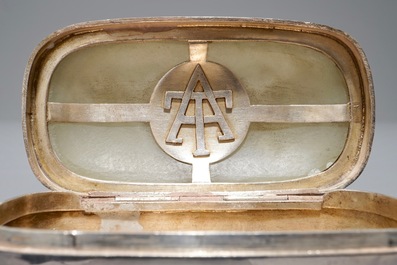 Een Chinese zilveren doos met jade deksel, gemerkt Yuchang Sterling, 1e helft 20e eeuw