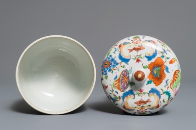 Un pot couvert en porcelaine de Chine famille rose &agrave; d&eacute;cor 'Pompadour', Qianlong, vers 1745