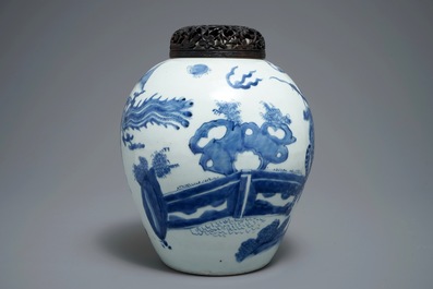 Un vase en porcelaine de Chine bleu et blanc &agrave; d&eacute;cor d'un qilin, &eacute;poque Transition