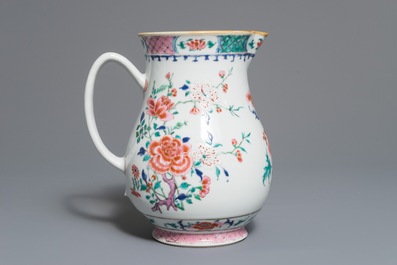 Une verseuse en porcelaine de Chine famille rose &agrave; d&eacute;cor floral, Yongzheng