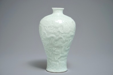 Un vase de forme meiping en porcelaine de Chine c&eacute;ladon &agrave; d&eacute;cor de dragons, marque de Qianlong, 19/20&egrave;me