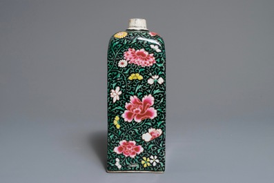 Une bouteille carr&eacute;e en porcelaine de Chine famille rose sur fond noir, Yongzheng/Qianlong