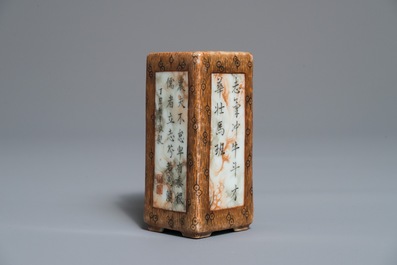 Un lave-pinceaux de forme double losange en porcelaine de Chine faux bois, marque de Qianlong, 19/20&egrave;me
