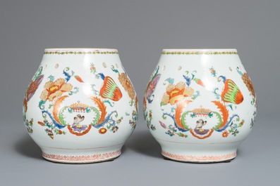 Een paar Chinese famille rose 'Pompadour' geurpotten, Qianlong, ca. 1745