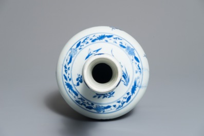 Un vase de forme bouteille en porcelaine de Chine bleu et blanc, &eacute;poque Transition