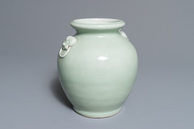 Un vase en porcelaine de Chine c&eacute;ladon monochrome aux prises en forme de t&ecirc;tes de lions, 19&egrave;me