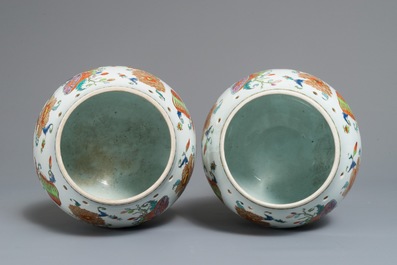 Une paire de pots-pourris en porcelaine de Chine famille rose &agrave; d&eacute;cor 'Pompadour', Qianlong, vers 1745