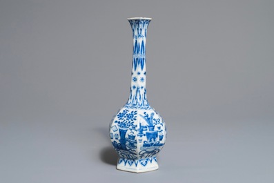 Een Chinese blauwwitte achthoekige flesvormige vaas, Kangxi