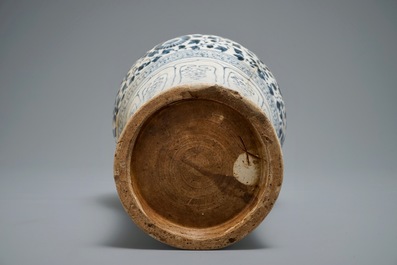 十五十六世纪越南带花卉纹青花瓷瓶