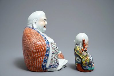Une figure de Bouddha et une de Shou Lao en porcelaine de Chine famille rose, 19/20&egrave;me