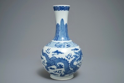 19-20世纪 龙图腾青花瓷瓶