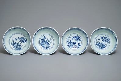 Quatre bols en porcelaine de Chine bleu et blanc aux oiseaux, papillons et fleurs, 19&egrave;me