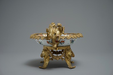 Un plat profond de forme octagonale en porcelaine de Chine dans sa monture en bronze dor&eacute;, Yongzheng et 19&egrave;me