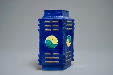 19世纪 蓝地琮式瓷瓶