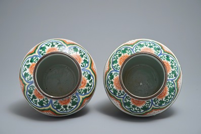 Deux vases en porcelaine de Chine wucai &agrave; d&eacute;cor de pivoines sur rochers, 19&egrave;me