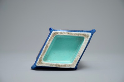 Un vase de type cong en forme de losange en porcelaine de Chine &agrave; fond bleu, 19&egrave;me