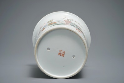 Une jardini&egrave;re sur pr&eacute;sentoir en porcelaine de Chine famille rose, marque de Hongxian, 20&egrave;me