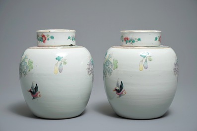 Une paire de pots couverts en porcelaine de Chine famille rose, marque de Qianlong, 19/20&egrave;me