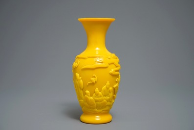 Un vase en verre jaune de P&eacute;kin, Chine, marque de Qianlong, 19/20&egrave;me