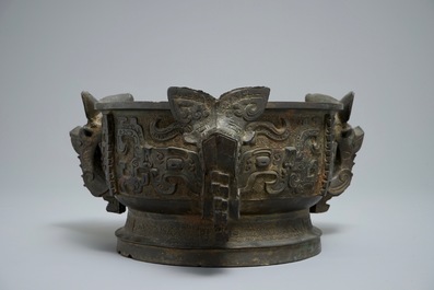 An unusual Chinese &lsquo;gui&rsquo; bronze ritual vessel of unusual shape with three ears, 18/19th C.