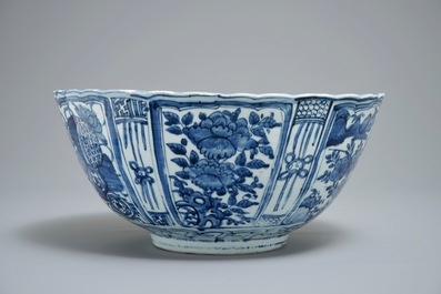 A large Chinese blue and white kraak porcelain bowl with a tiger, Wanli