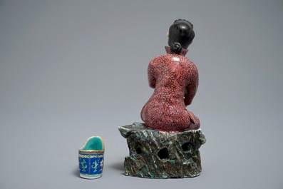 Een Chinese famille rose figuur van een dame en een miniatuur schoen, 19/20e eeuw