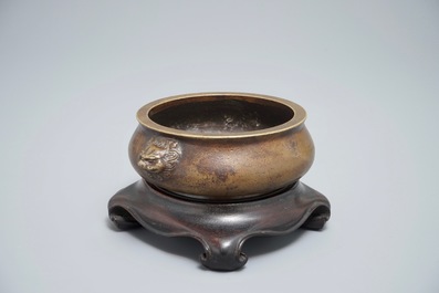 Un br&ucirc;le-parfum en bronze sur socle en bois, marque de Xuande, Chine, 18&egrave;me