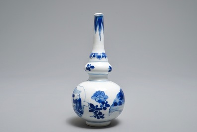 Een Chinees blauwwit kalebasvaasje, Kangxi