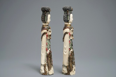 Een paar polychrome Chinese ivoren figuren van dames, 1e helft 20e eeuw