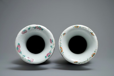 Deux grands vases en porcelaine de Chine famille rose, 19&egrave;me