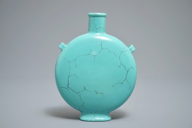 Un vase en forme de lune en porcelaine de Chine faux-turquoise, marque de Qianlong, 20&egrave;me