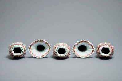 Une garniture de cinq vases en porcelaine de Chine famille verte, Kangxi