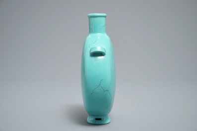 Un vase en forme de lune en porcelaine de Chine faux-turquoise, marque de Qianlong, 20&egrave;me