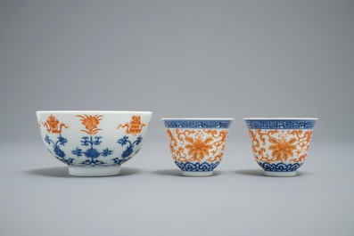 Een paar Chinese koppen en een kom in blauwwit en ijzerrood, Qianlong en Guangxu merk, 19/20e eeuw