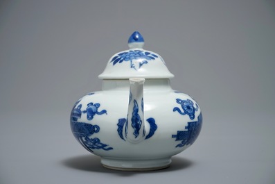 Een Chinese blauwwitte gedekselde theepot met decor van antiquiteiten, Kangxi