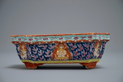 A Chinese famille rose Bencharong-style jardini&egrave;re for the Thai market, 19th C.