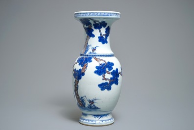 A Chinese blue, white and iron red vase with deer, 19/20th C.